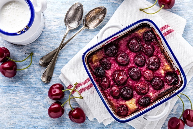 Leicht, lecker und sogar bei Gicht geeignet: Quarkauflauf mit Kirschen