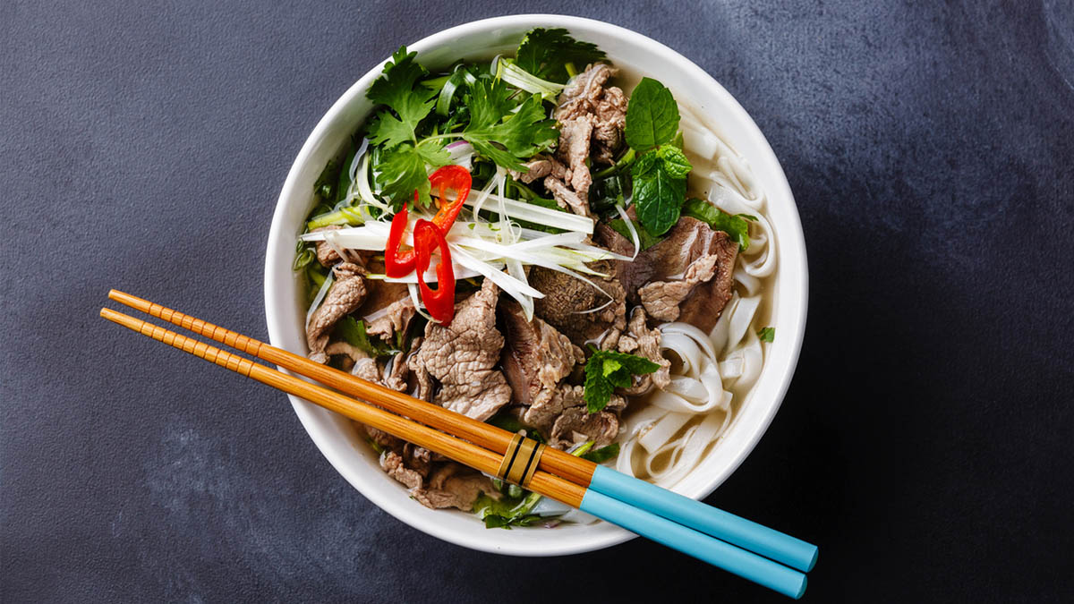 Pho Bo – vietnamesische Nudelsuppe mit würzigem Frische-Kick