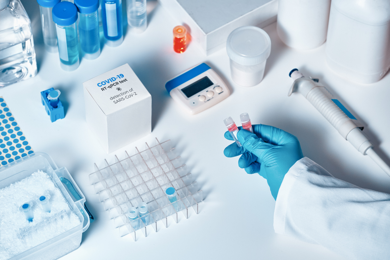 PCR-Test in der Apotheke: Zufriedener Inhaber, dankbare Kundschaft