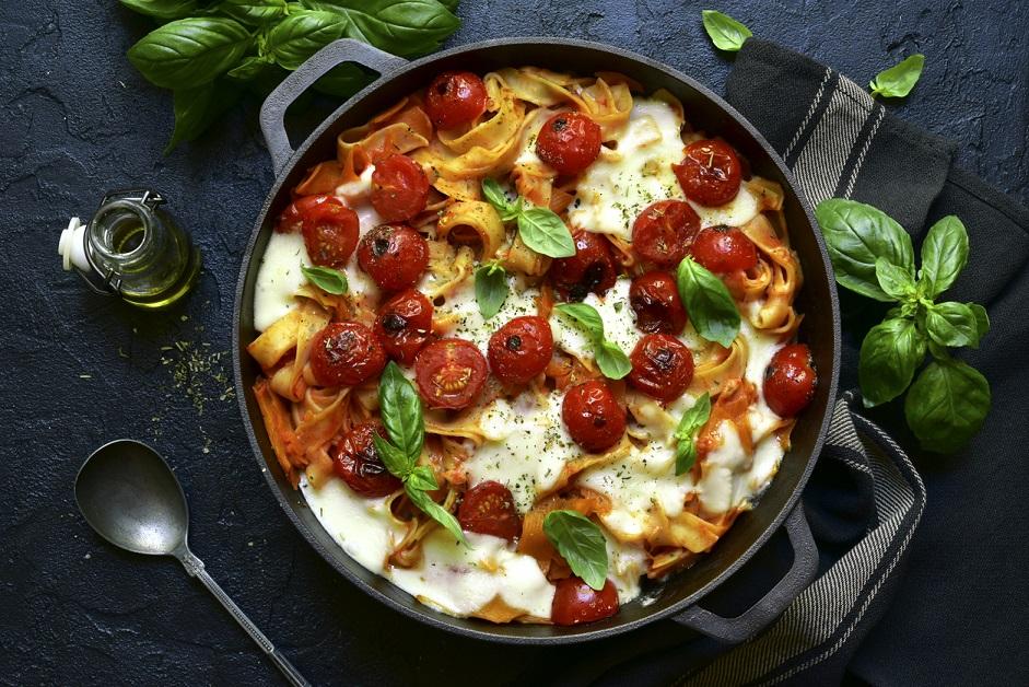 Cremiger Nudelauflauf mit Tomaten und Mozzarella