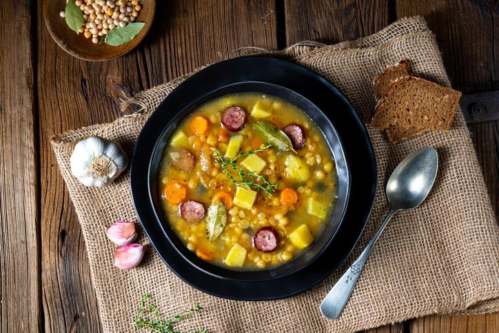 Erbsensuppe - der gesunde Klassiker f&uuml;r die ganze Familie