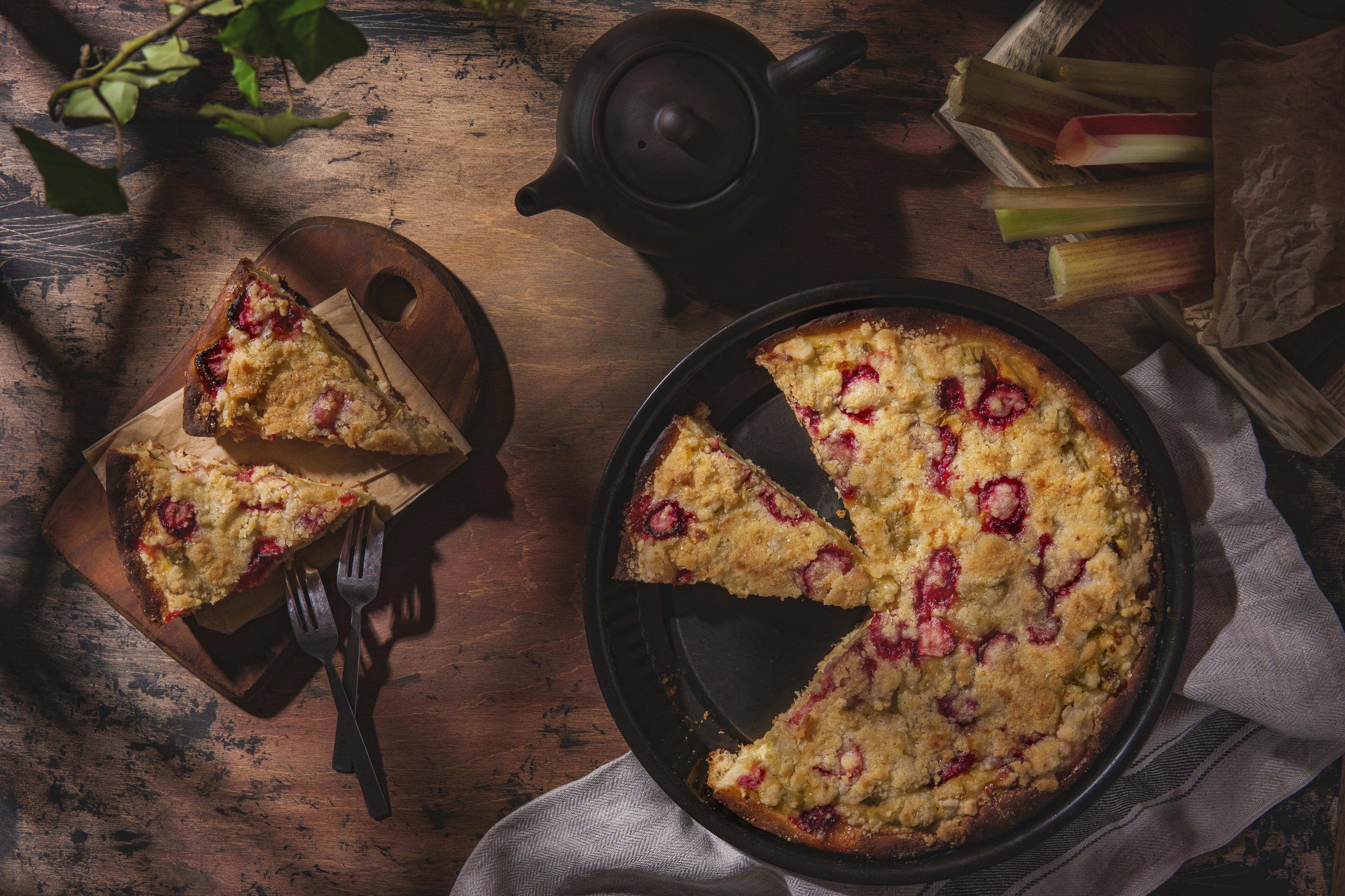 Fr&uuml;hlingshafter Rhabarber-Streusel-Kuchen