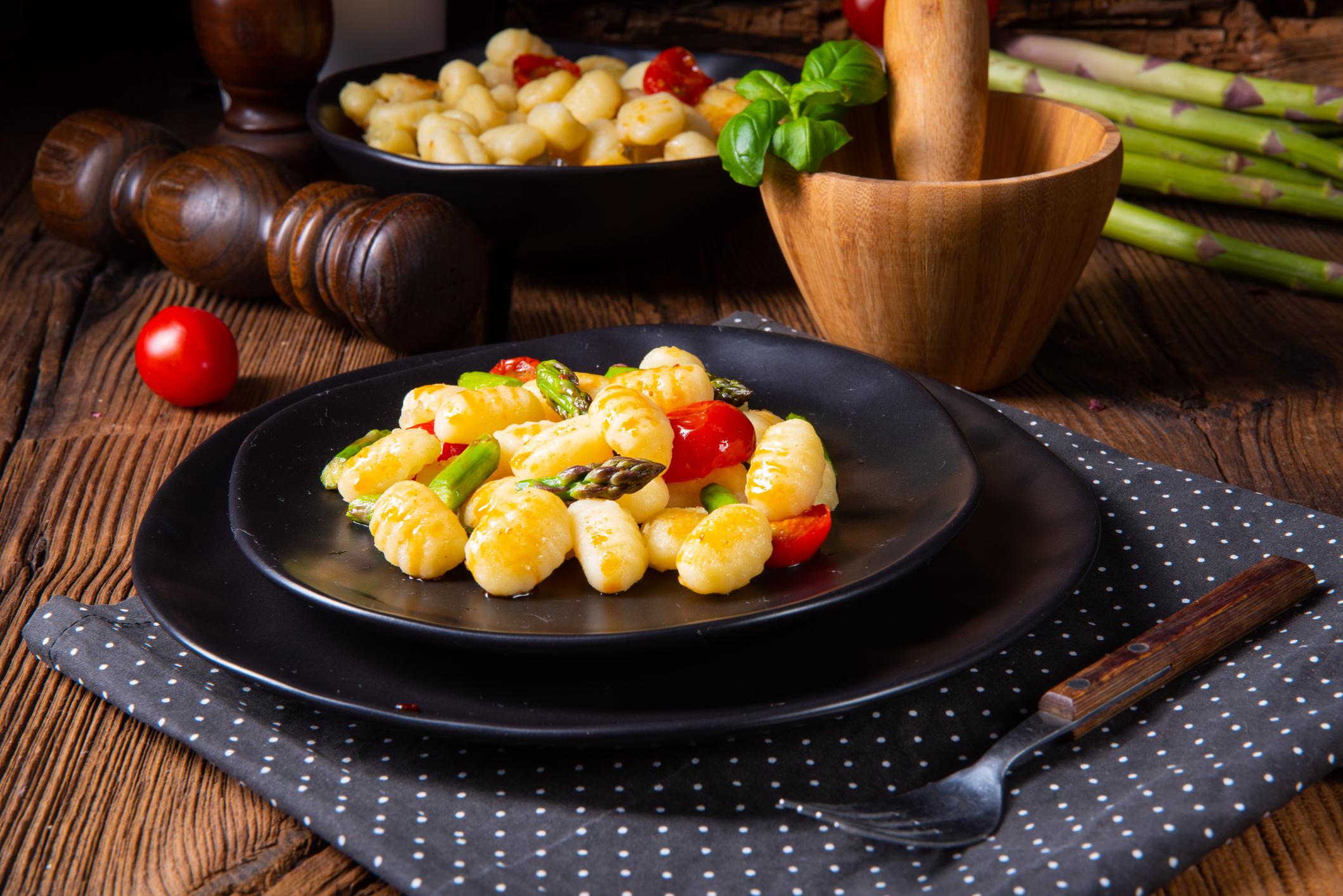 Gnocchi mit gr&uuml;nem Spargel und Tomaten