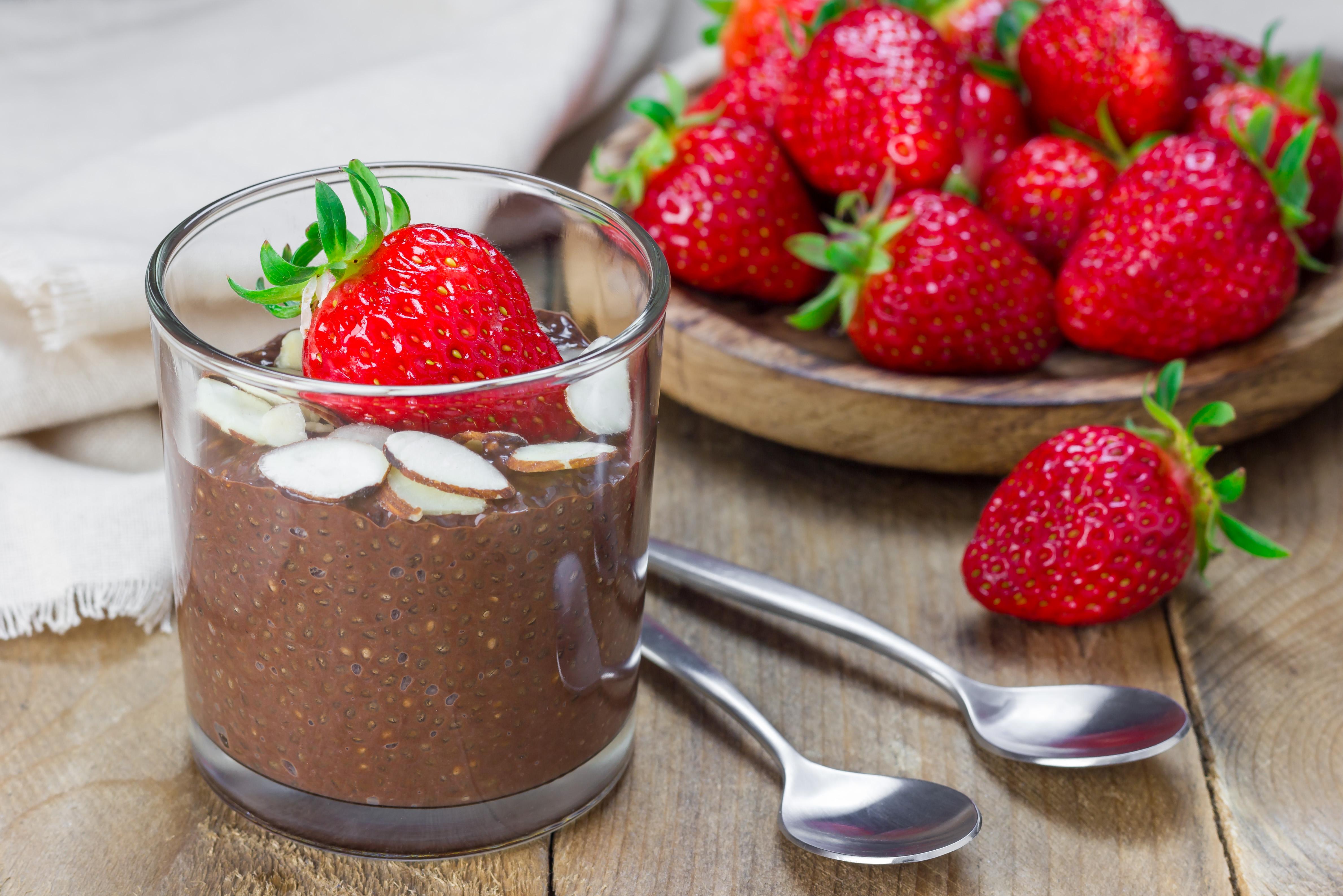 Schoko-Chia-Pudding mit Beeren und N&uuml;ssen
